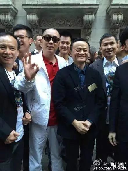11月5日,如果蚂蚁集团顺利在沪港两地上市的话,钱峰雷多半也会站在